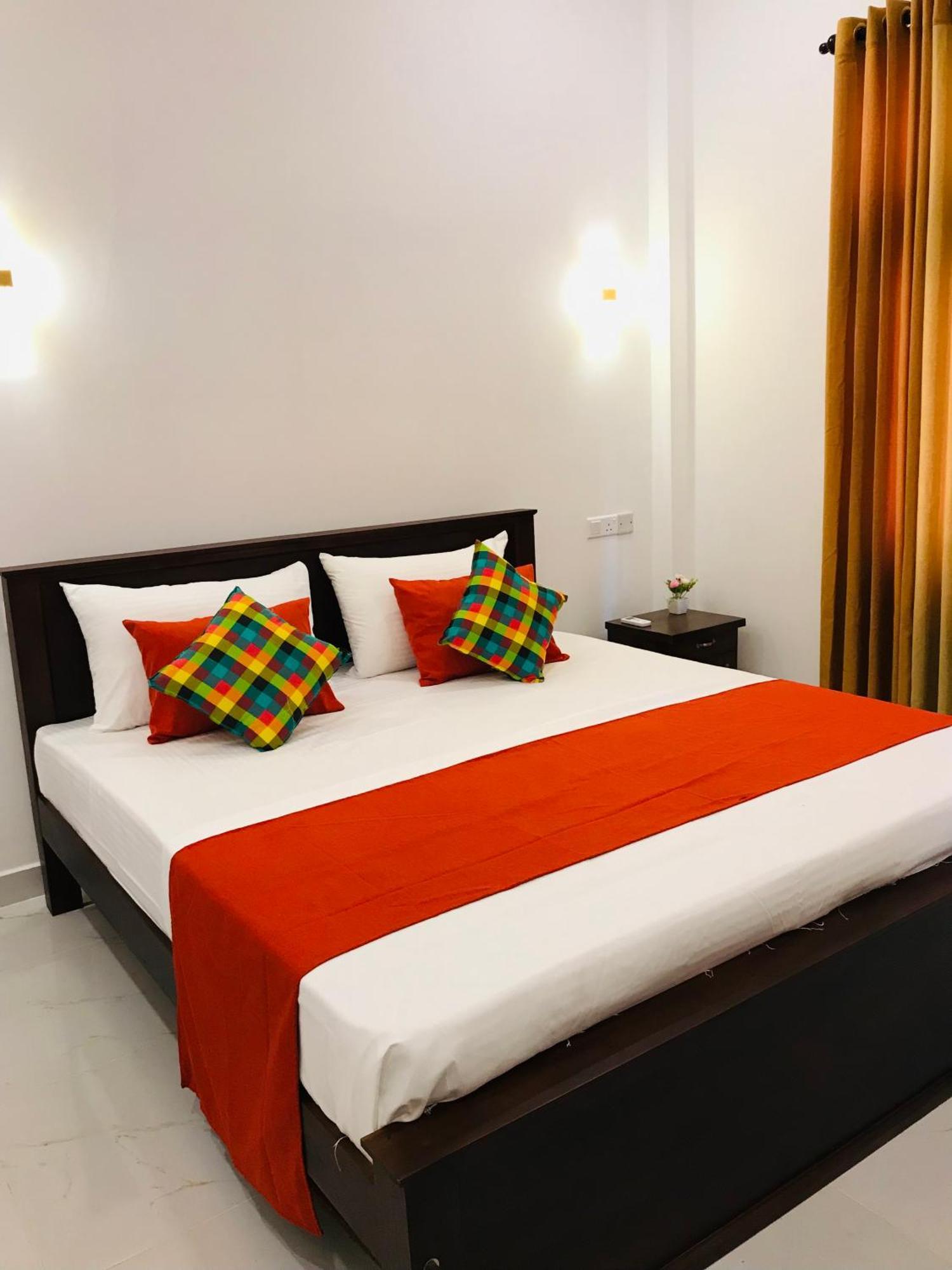Sri White Villa Airport Boutique Hotel Katunayaka Esterno foto