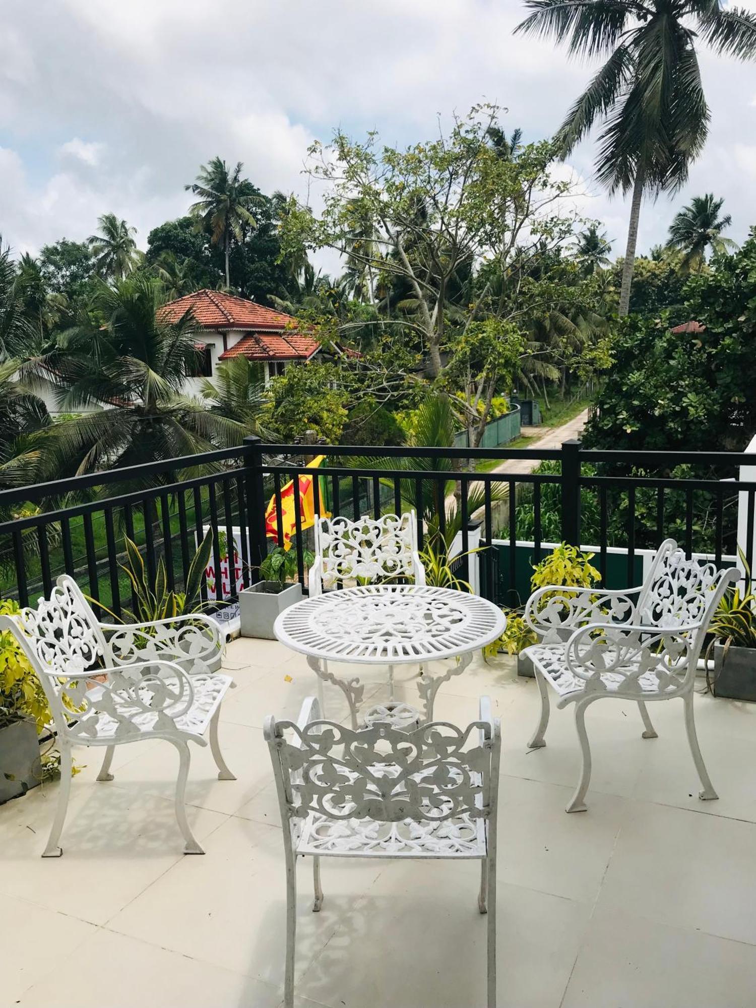 Sri White Villa Airport Boutique Hotel Katunayaka Esterno foto