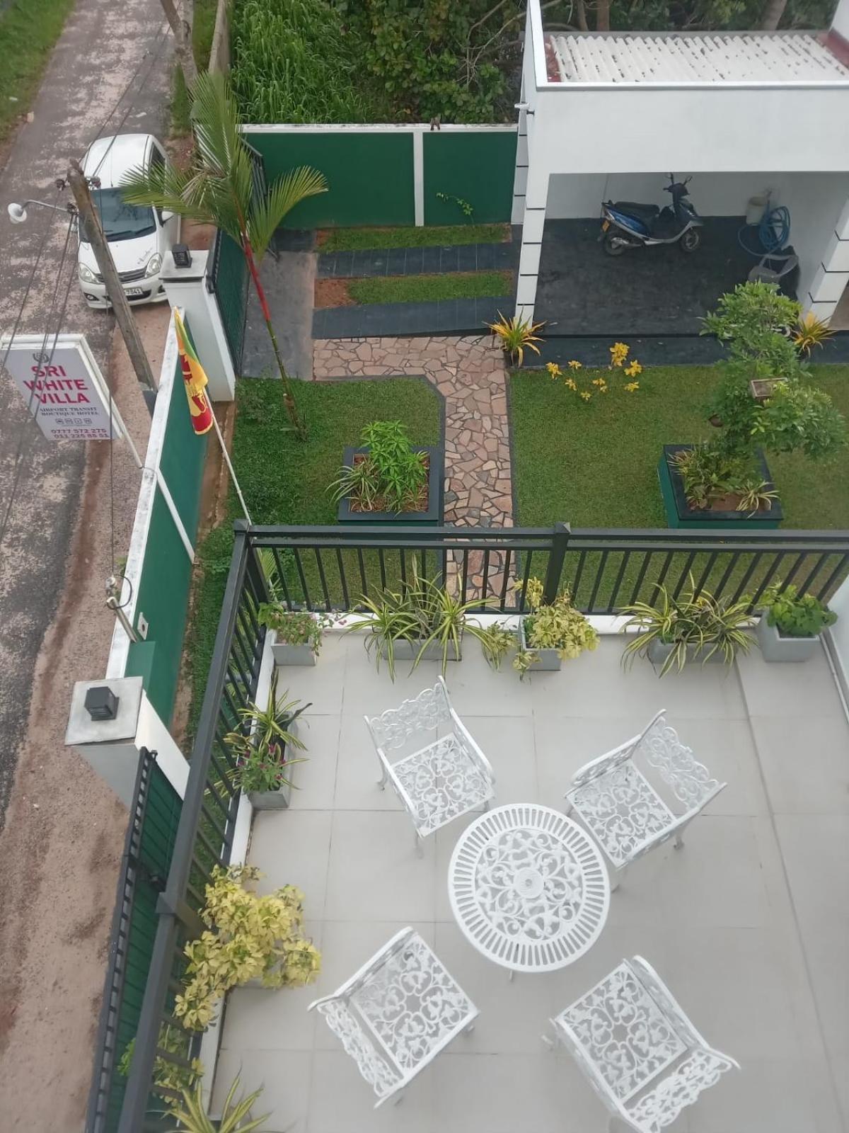 Sri White Villa Airport Boutique Hotel Katunayaka Esterno foto