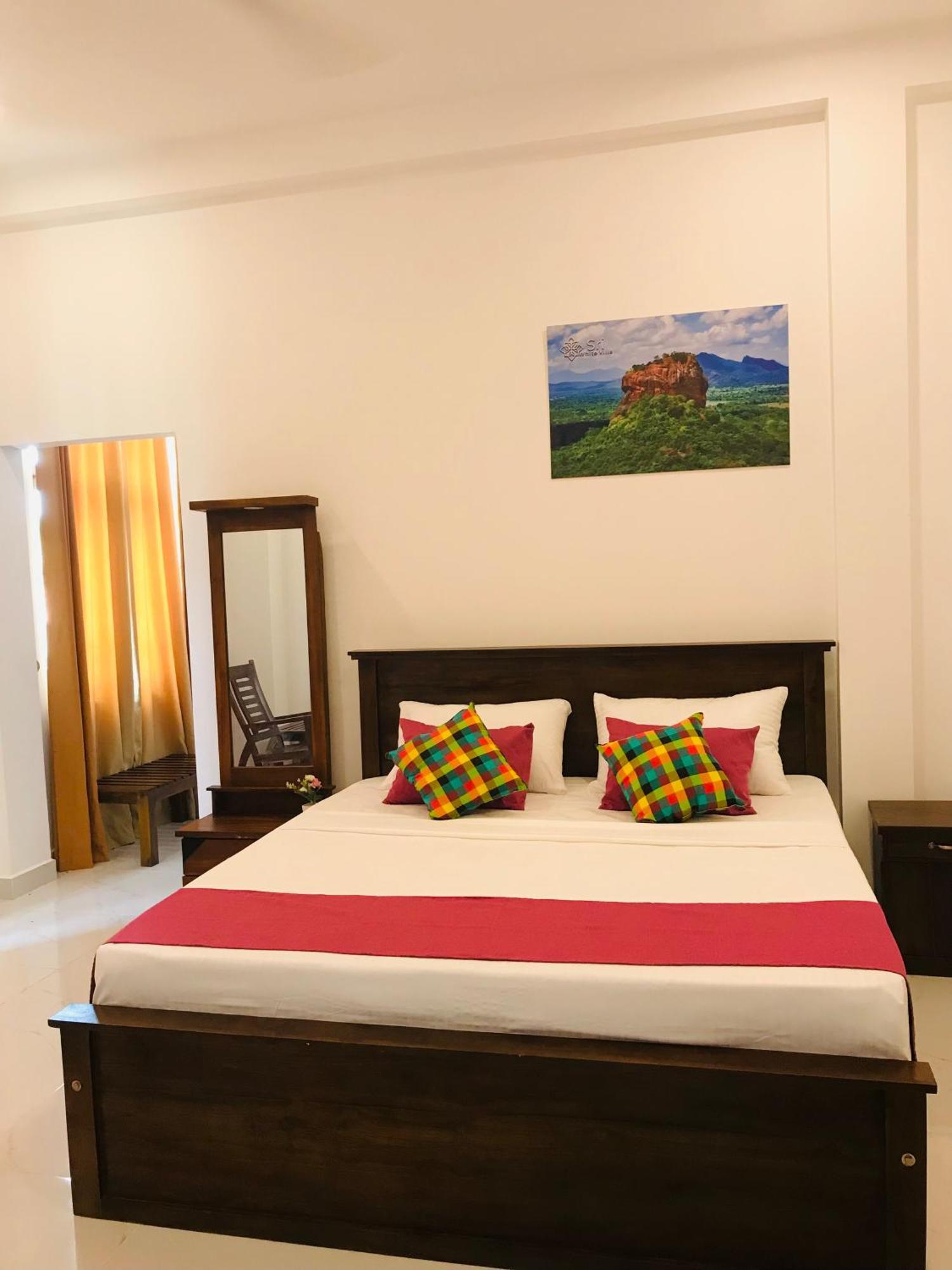 Sri White Villa Airport Boutique Hotel Katunayaka Esterno foto