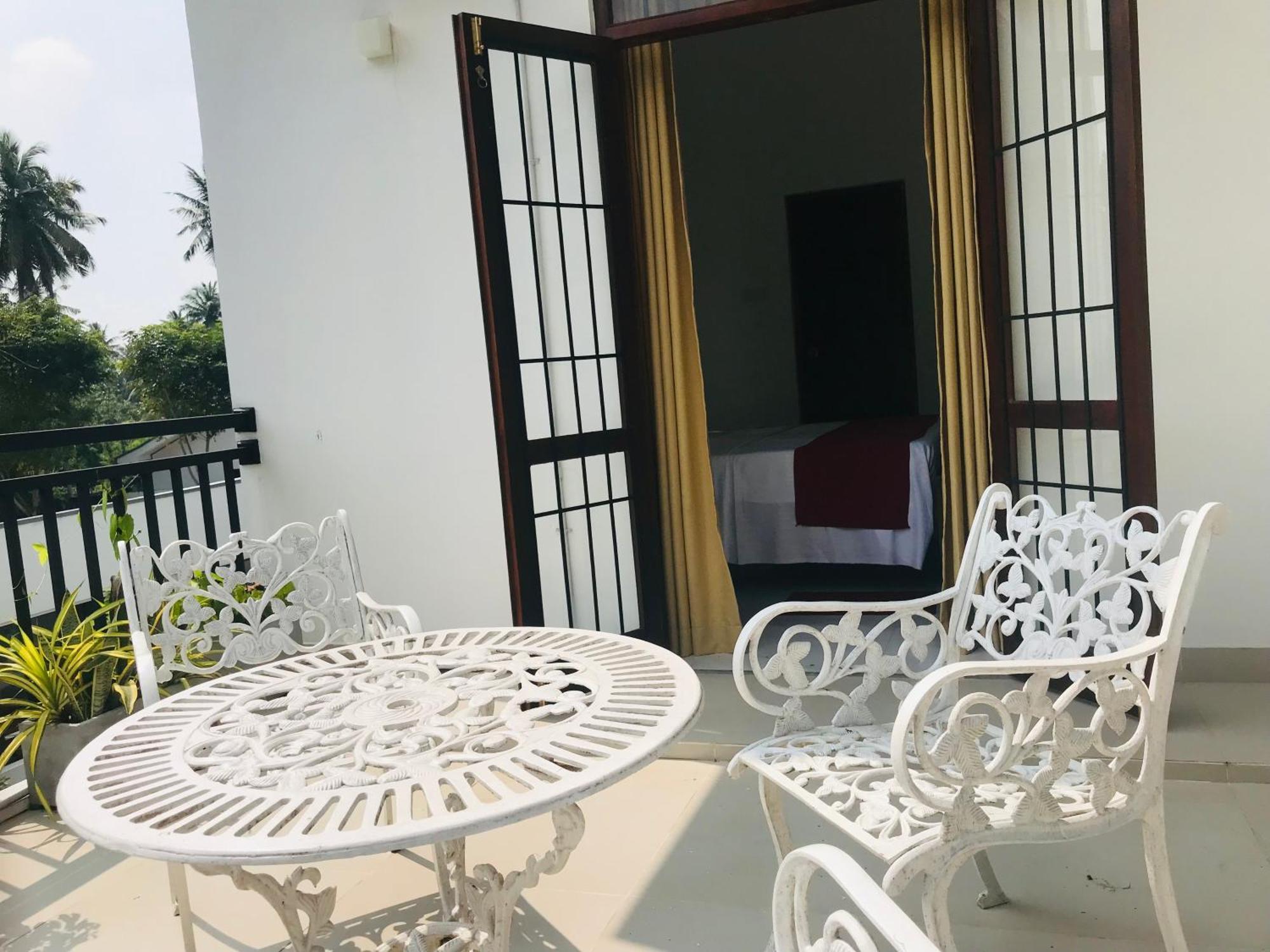 Sri White Villa Airport Boutique Hotel Katunayaka Esterno foto