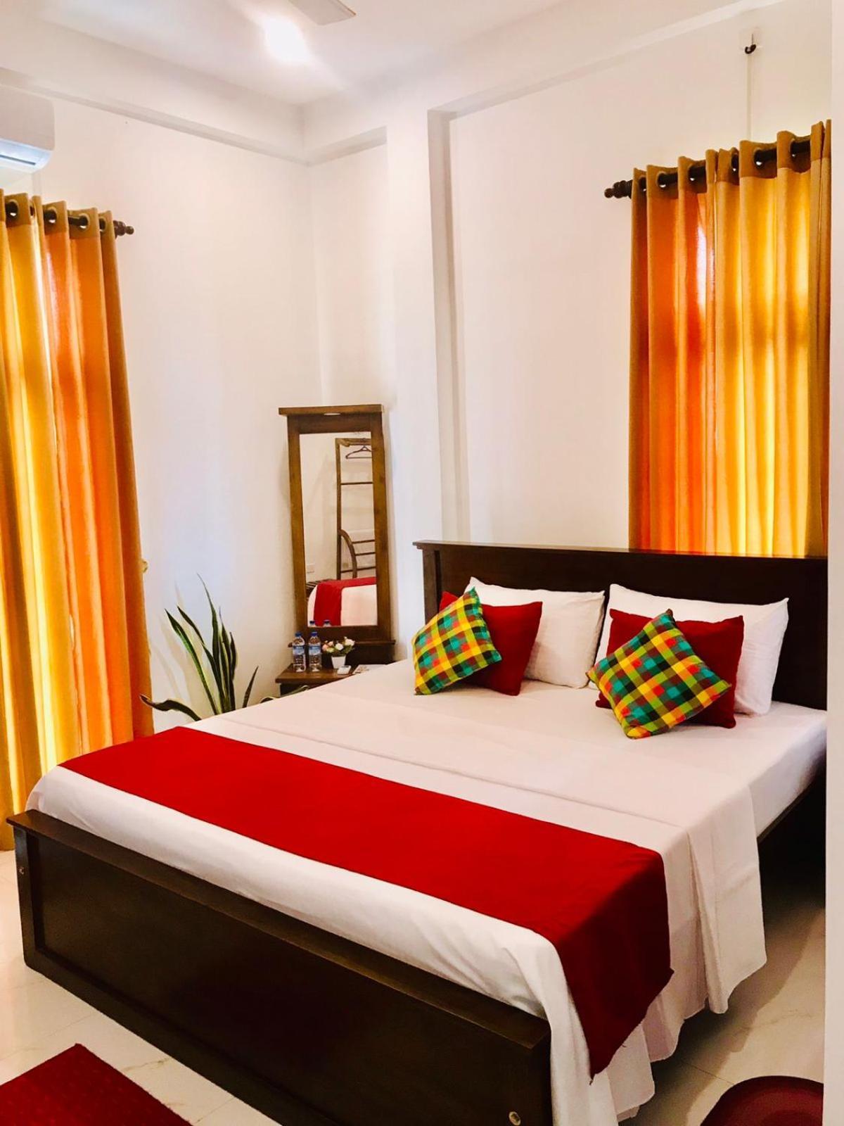 Sri White Villa Airport Boutique Hotel Katunayaka Esterno foto